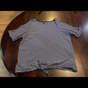 Like-new navy-&-white striped stretchy blouse!
